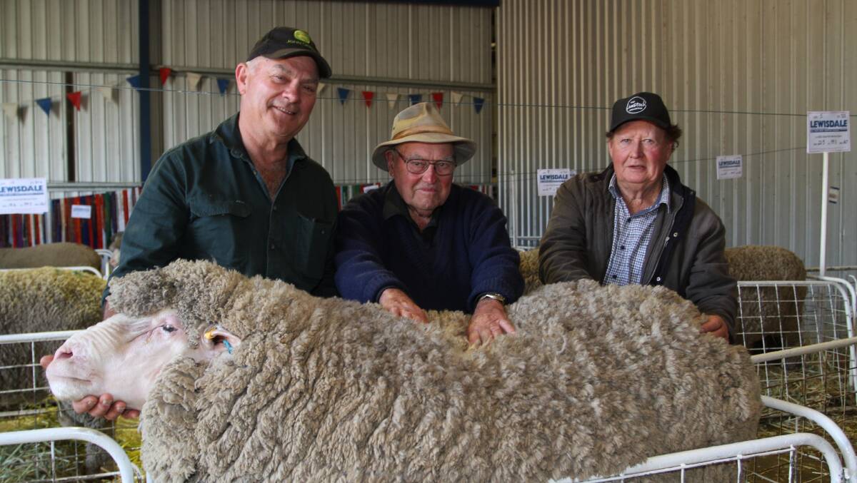 Long-time Lewisdale stud client since the 1970s Joe Della Vedova (left), JLW & C Della Vedova, Esperance, Bob Bratten, Narrogin and Lewisdale stud principal Ray Lewis, Wickepin, following the Lewisdale sale where the Della Vedovas were volume buyers purchasing 68 rams at an average of $2163 and to a top of $4600.