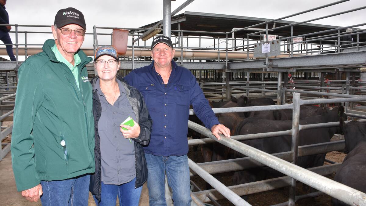 Nutrien Livestock, Mt Barker agent Harry Carroll (left), inspected the line-up of heifers prior to the sale with Sharon Rayner, Norwood Ridge Pty Ltd, Albany and her employee Roy Venn. In the sale Norwood Ridge purchased the $2850 days top priced pen from LJ & SM McDougall, Denmark. All up Norwood Ridge purchased 32 PTIC Angus heifers from the McDougalls at an average of $2600.