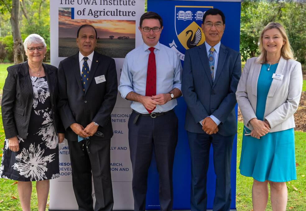 Federal Agriclture Minister David Littleproud (centre), with UWA Institute of Agriculture senior honorary research fellow Lynette Abbott (left), Institute of Agriculture director Kadambot Siddique, vice chancellor Amit Chakma and deputy vice chancellor (research) Anna Nowak.