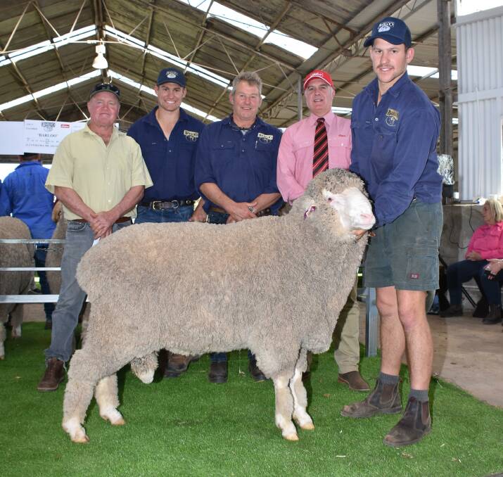 Prices at the Barloo/
Willemenup on-property ram sale at Gnowangerup last week topped at $7000 for this Willemenup Poll Merino sire. With the ram were buyer Steve Rayner (left), RA & JB Rayner, West Brookton, Barloo/
Willemenup's Timm and Richard House, Elders State general manager WA Nick Fazekas and Barloo/
Willemenup's Fraser House.